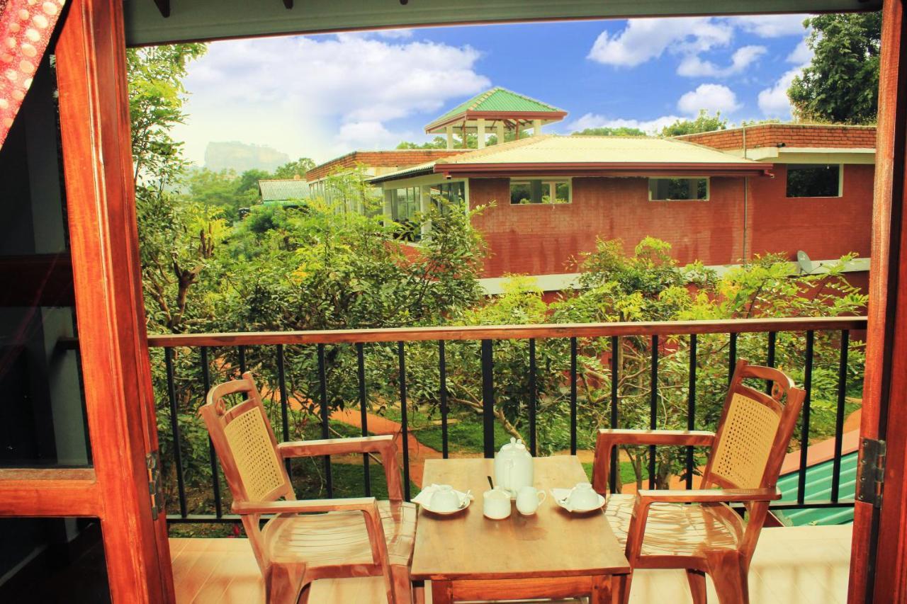 Green Hut Hotel&Restaurant. Sigiriya Buitenkant foto