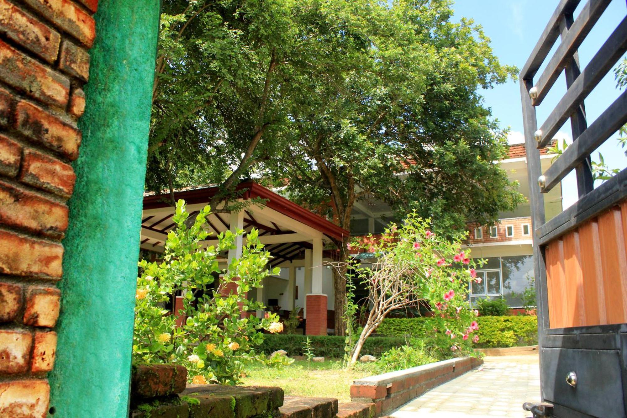 Green Hut Hotel&Restaurant. Sigiriya Buitenkant foto