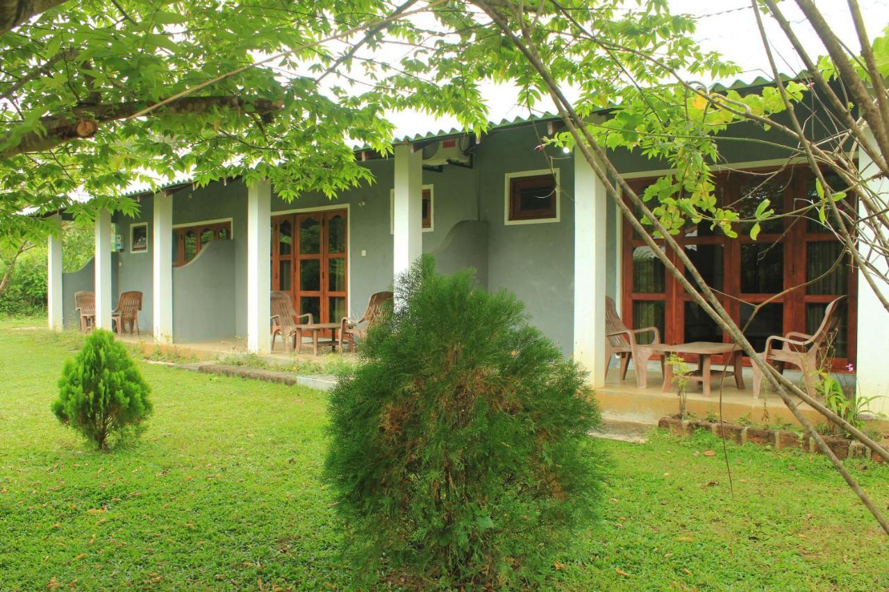 Green Hut Hotel&Restaurant. Sigiriya Buitenkant foto